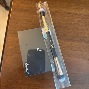 Doucce Eyeshadow palette with Dual Brush